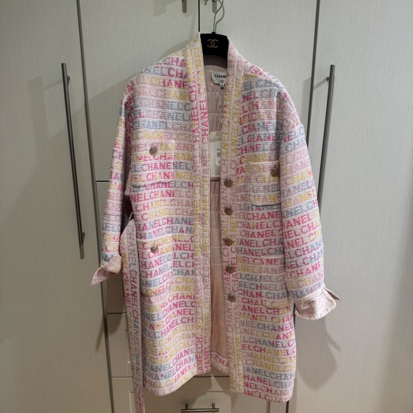 Chanel 2024 - multicolor logo tweed coat - rare, stunning iconic - Picture 8 of 8